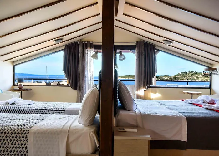 Hotel Avra 3*