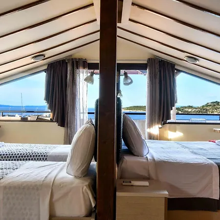 Hotel Avra 3*