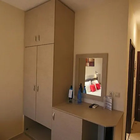 Hotel Avra 3*